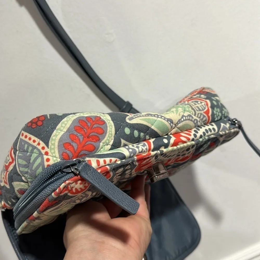 Vera Bradley purse twist lock floral plenty of credit card slots space gray - Image 6