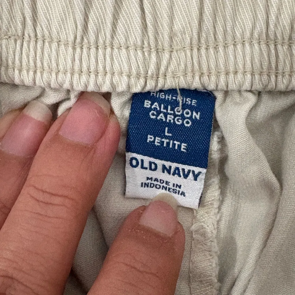 Old Navy Women’s Light Beige Cargo Pants Size Large Petite - Image 6