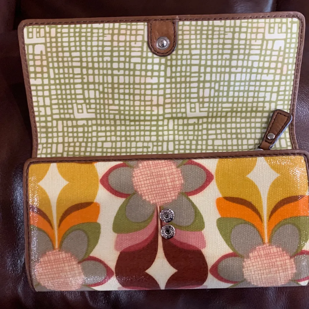 Fossil key-per floral wristlet. In excellent condition. - Image 4