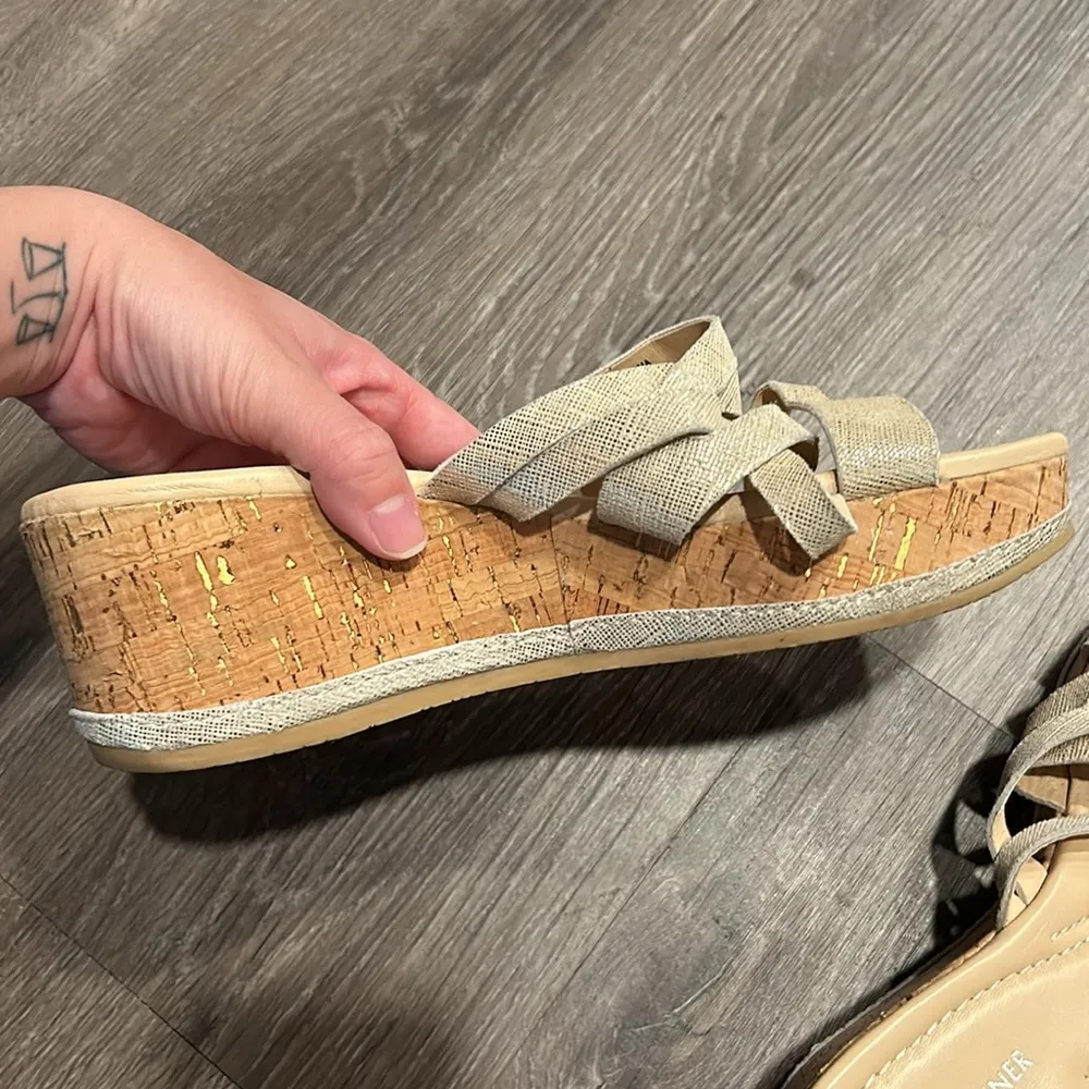 Donald Pliner Wedge Almond Toe Strappy Sandals Gold Glitter Size 7.5 - Image 2