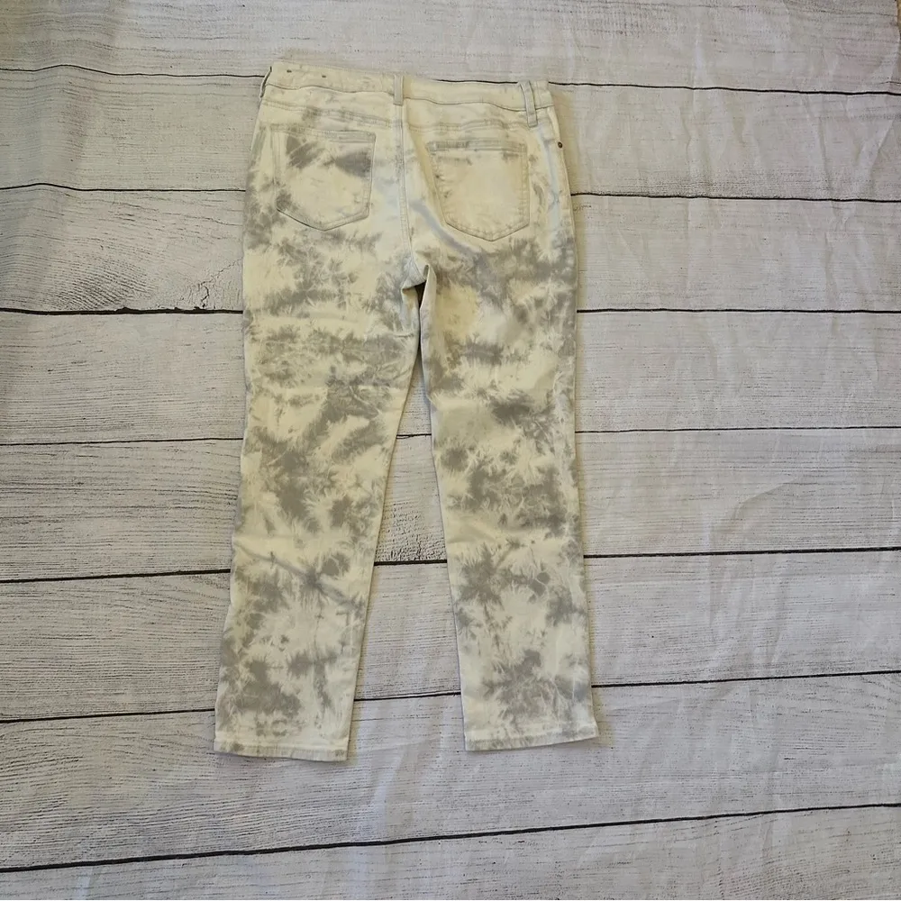 Chico’s So Slimming Girlfriend Slim Leg Crop White Gray Tie Dye - Image 7