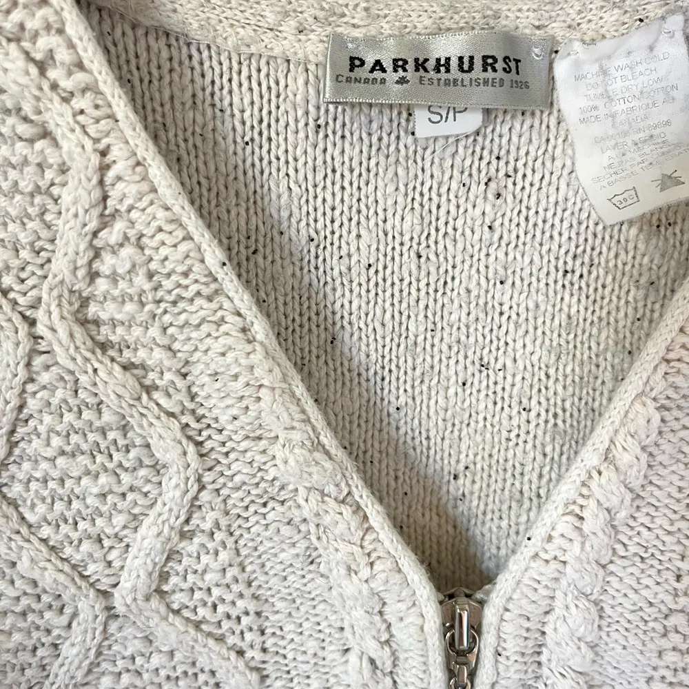 Sweater vest. Texture. Cream colored. Size small - Image 4