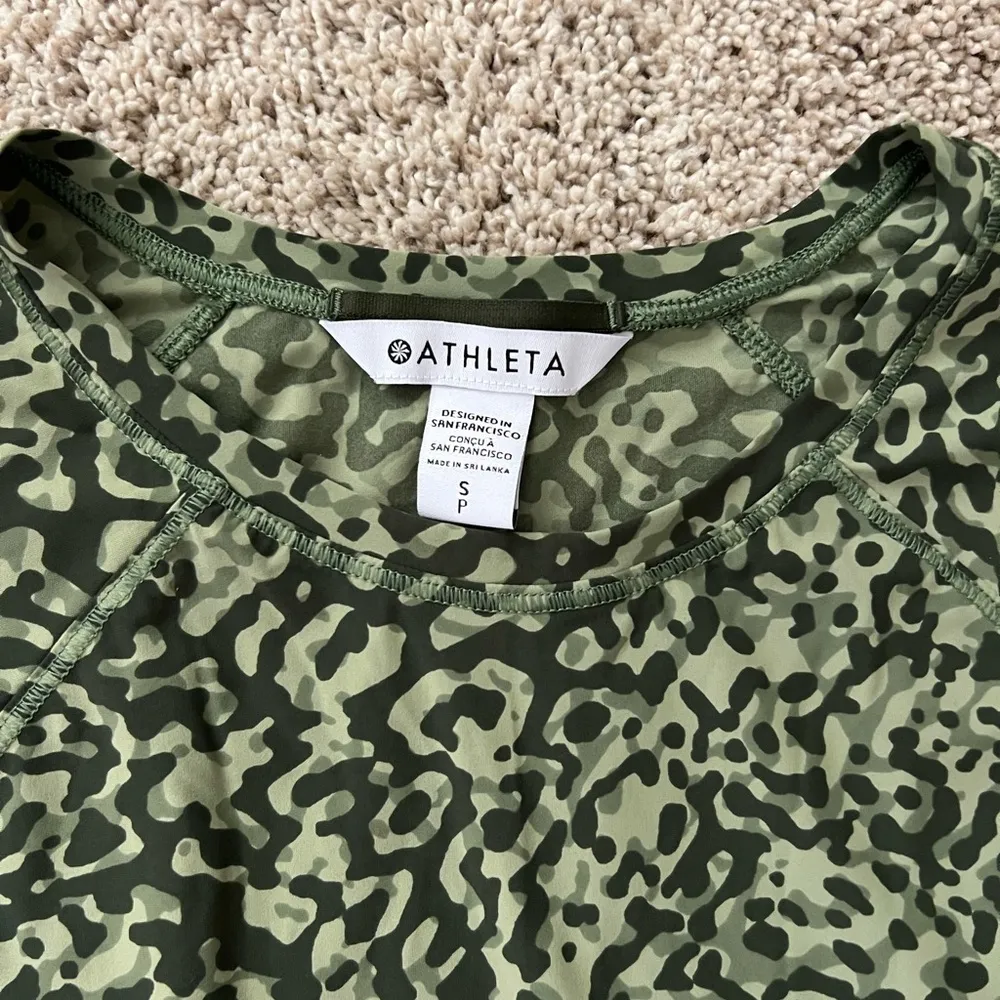 Athleta Green Camouflage Athletic shirt women’s small - Image 3
