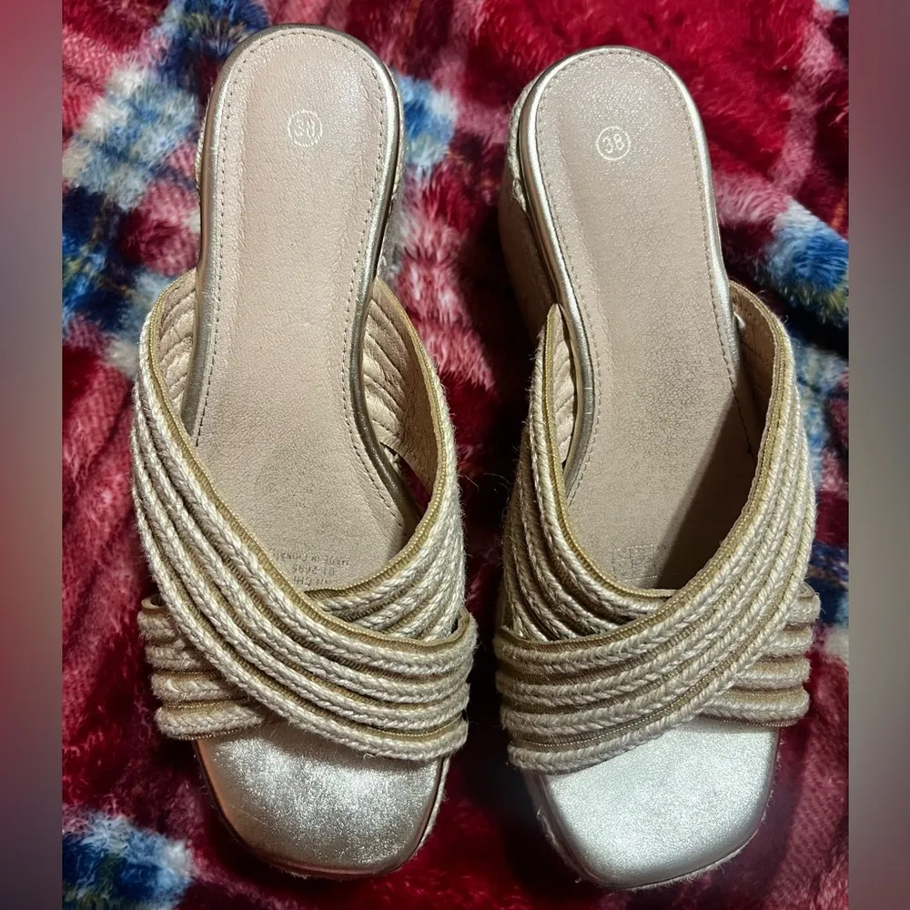 NWOT Platform Gold Sandals Size 7 - Image 2
