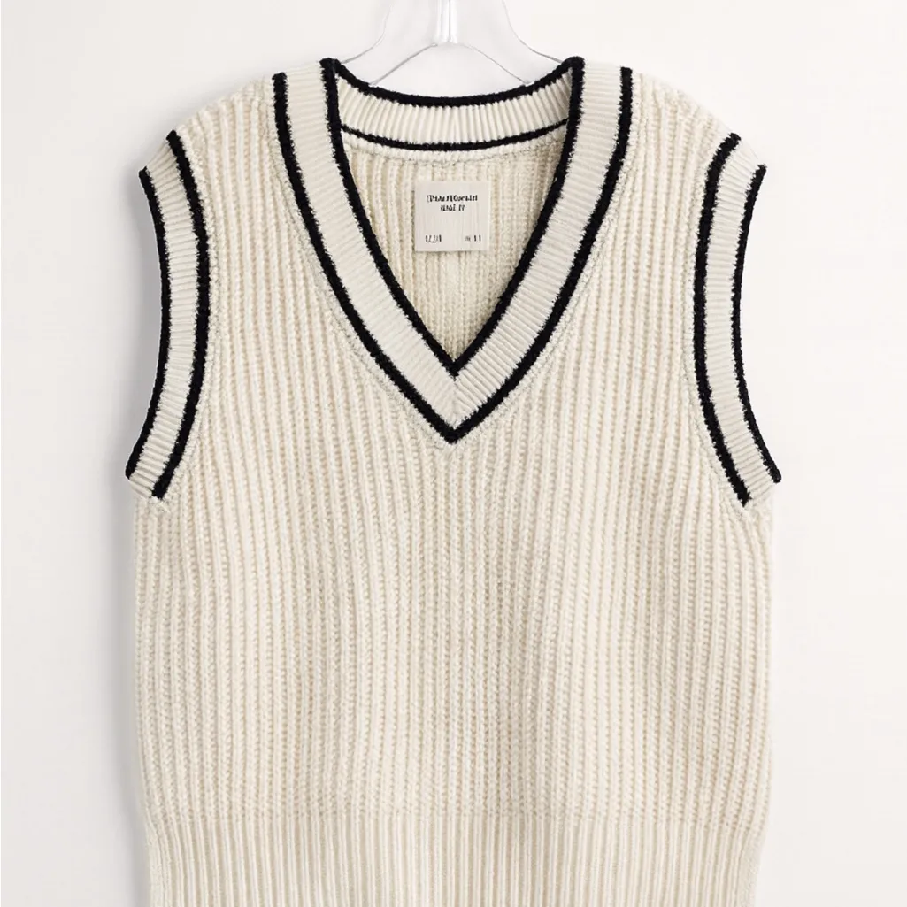 Abercrombie & Fitch Cream V-Neck Sweater Vest - Image 2