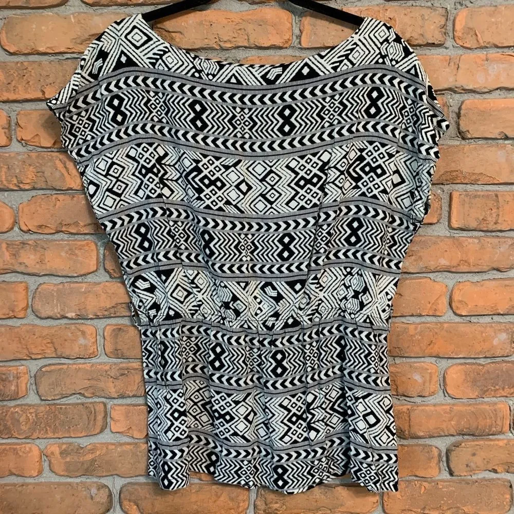 Forever 21 Geometric Print Top Womens Size Large Black White Blouse Short Sleeve - Image 3