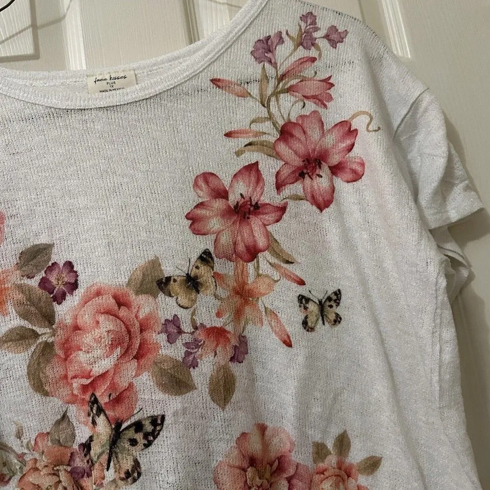 Women’s Free Kisses White Top Shirt With Pink Flowers & Butterflies Plus Size 1X - Image 3