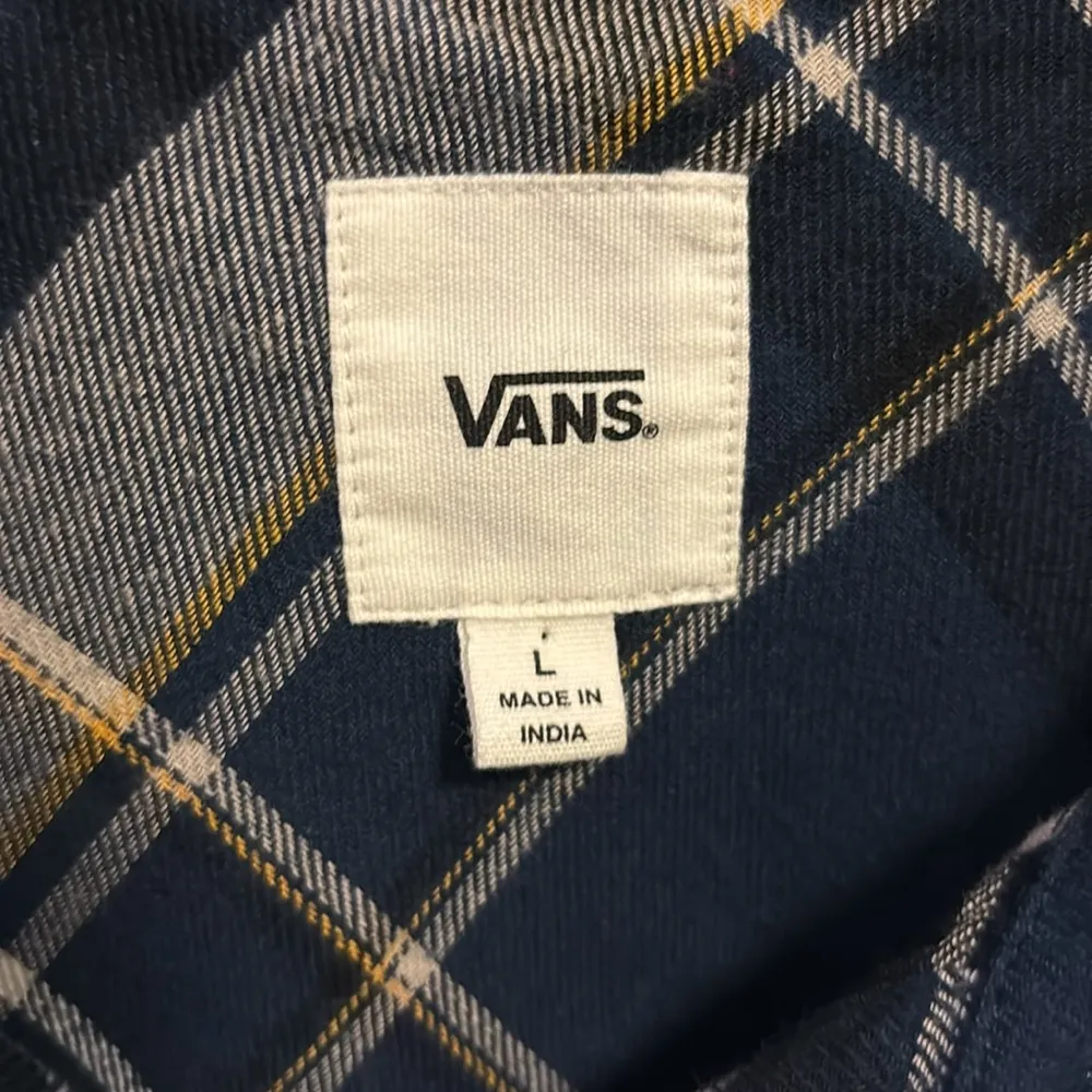 VANS FLANNEL BUTTON DOWN TOP BLUES AND WHITE WITH YELLOW/GOLD STRIPE SIZE LARGE - Image 6