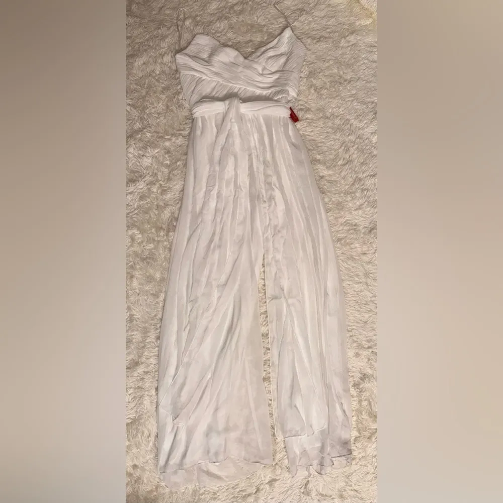 NWOT Mac Duggal Flowy Faux Wrap white belted Jumpsuit sz M - Image 4