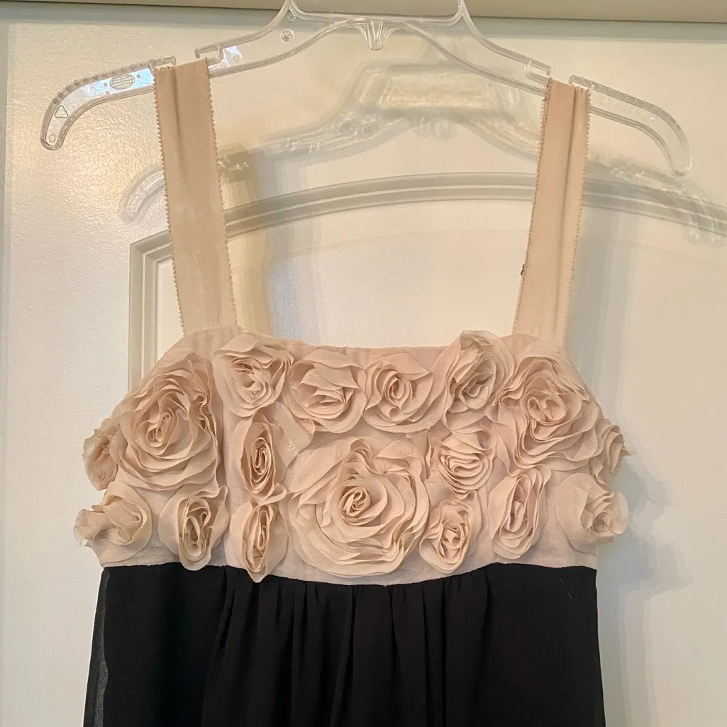FOREVER 21 - Adorable Flowy Dress With Flower Detail - In great condition! 🖤 - Image 3