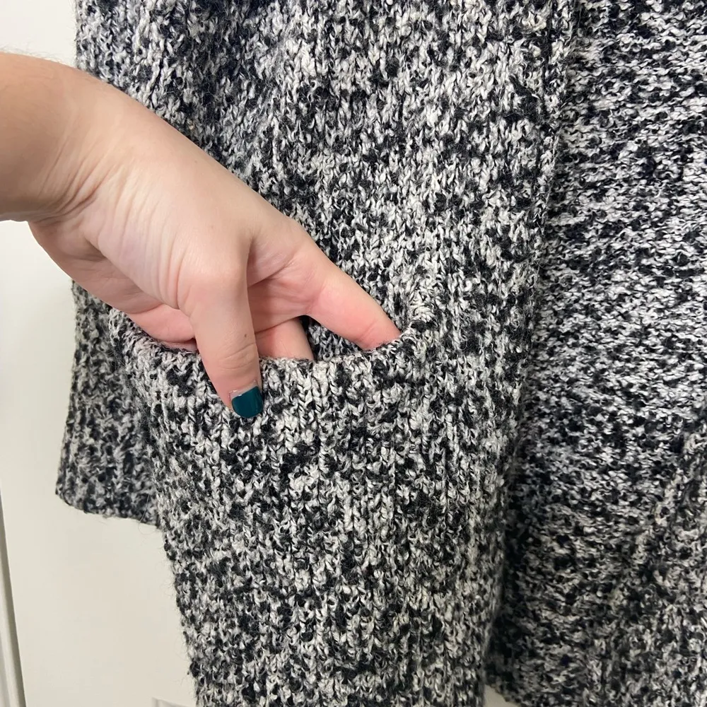 H&M Divided women’s black white soft chunky knit pocket open cardigan sweater XS - Image 2