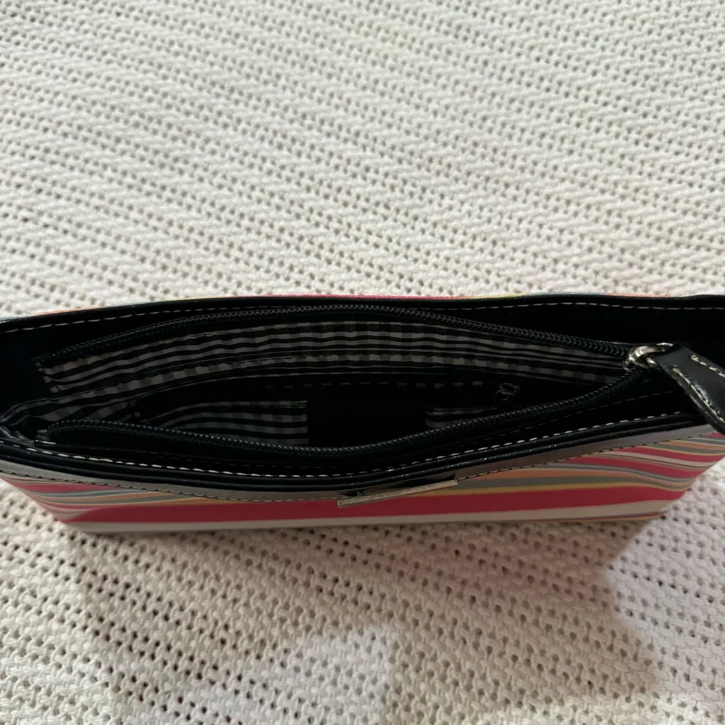 Kate Spade New York – Shoulder Bag
Stylish handbag with a vibrant striped print. - Image 6