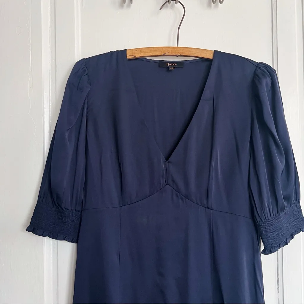 Quince • Washable Stretch Silk Puff Sleeve Mini Dress navy blue v neck - Image 4