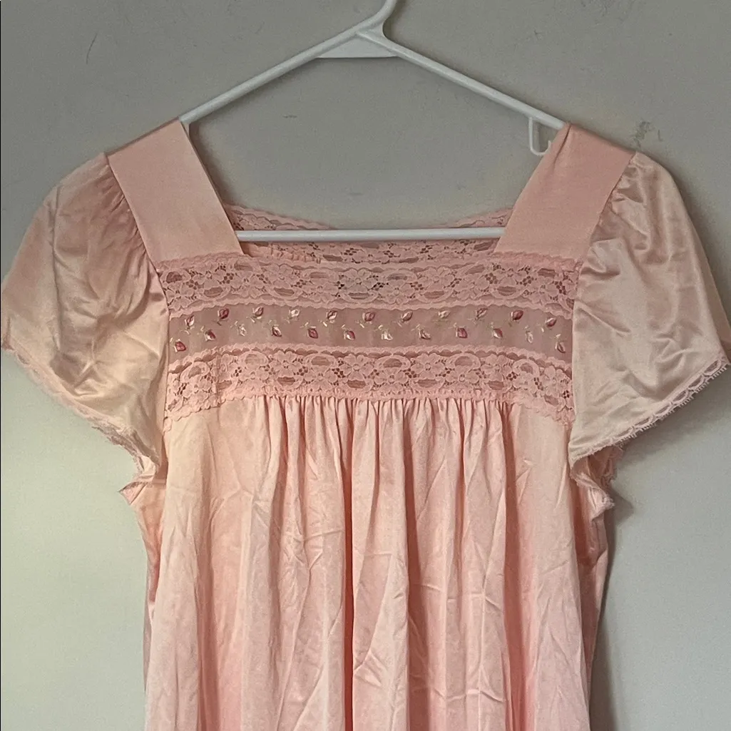 💕 Vintage Vanity Fair Pink Embroidered Rosebuds Lace Nightgown • XS 🔴 - Image 2