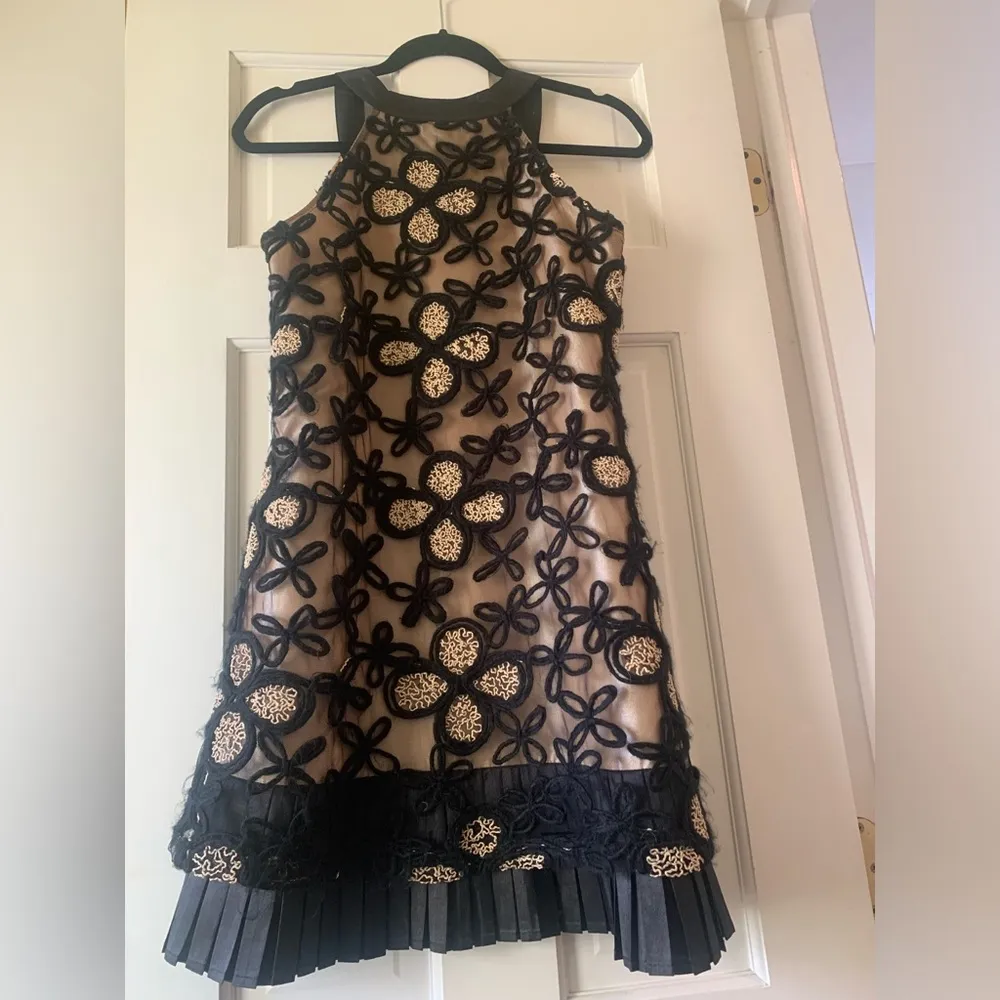 EUC RYU FLORAL EMBROIDERED DRESS WITH PLEATING - Image 3