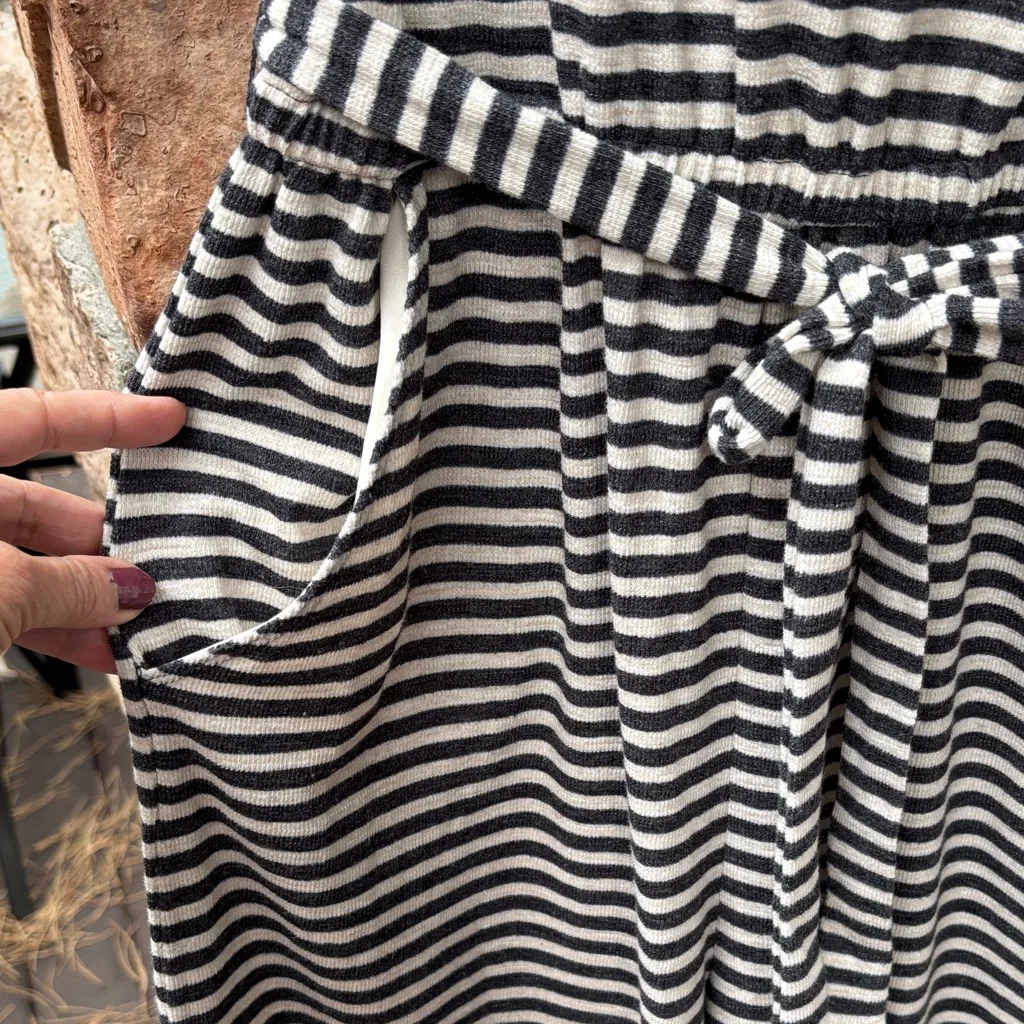 OLD NAVY Size MEDIUM Charcoal Gray Cream Striped Wide Leg Jumpsuit Short Sleeve - Image 6
