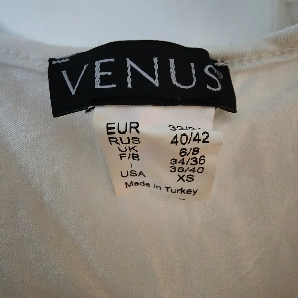 NWOT Venus White Red Silver Floral Ruffle Tank Top Tunic Size XS - Image 3