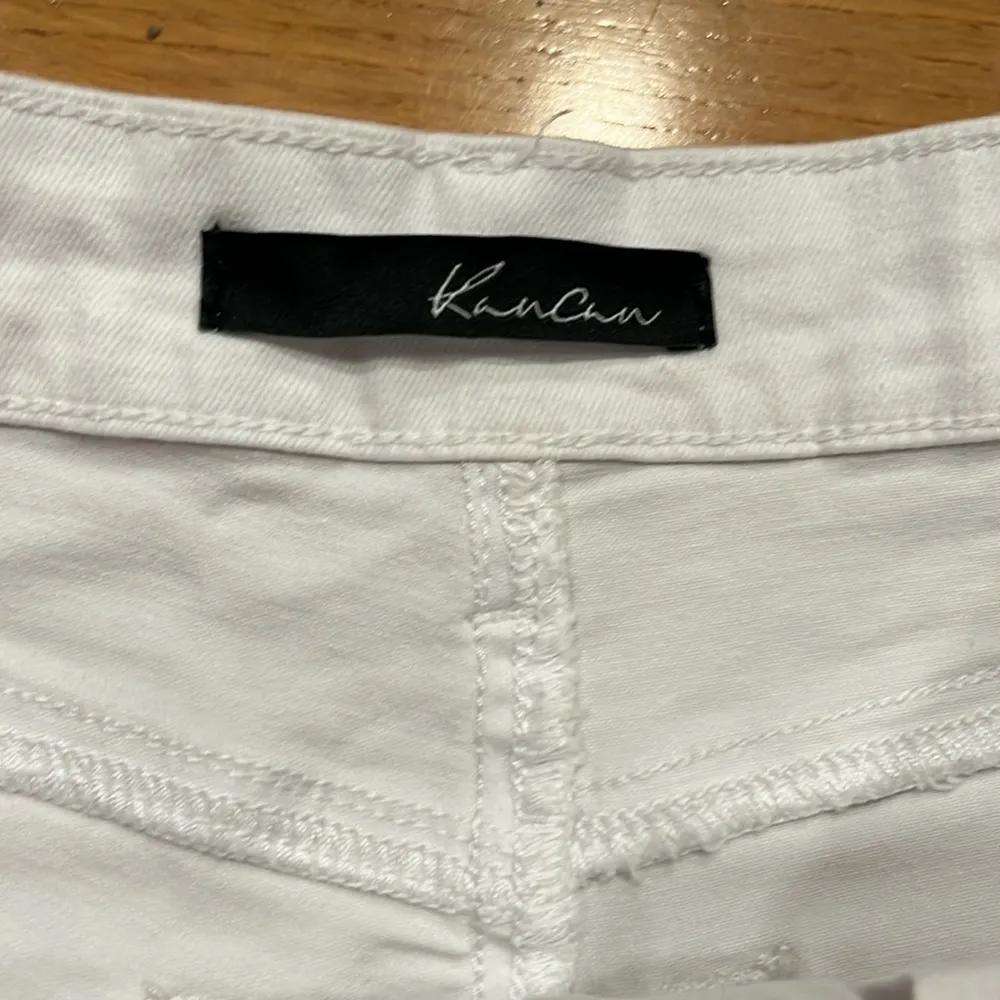 Kancan Estilo white distressed shorts size 27. - Image 3