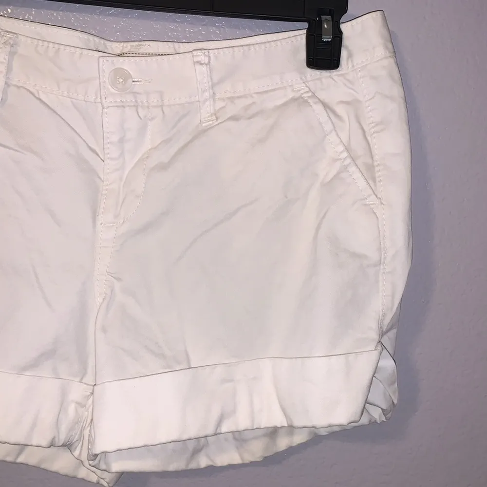Old Navy  White Low Rise Folded Hem Summer Shorts - Image 3