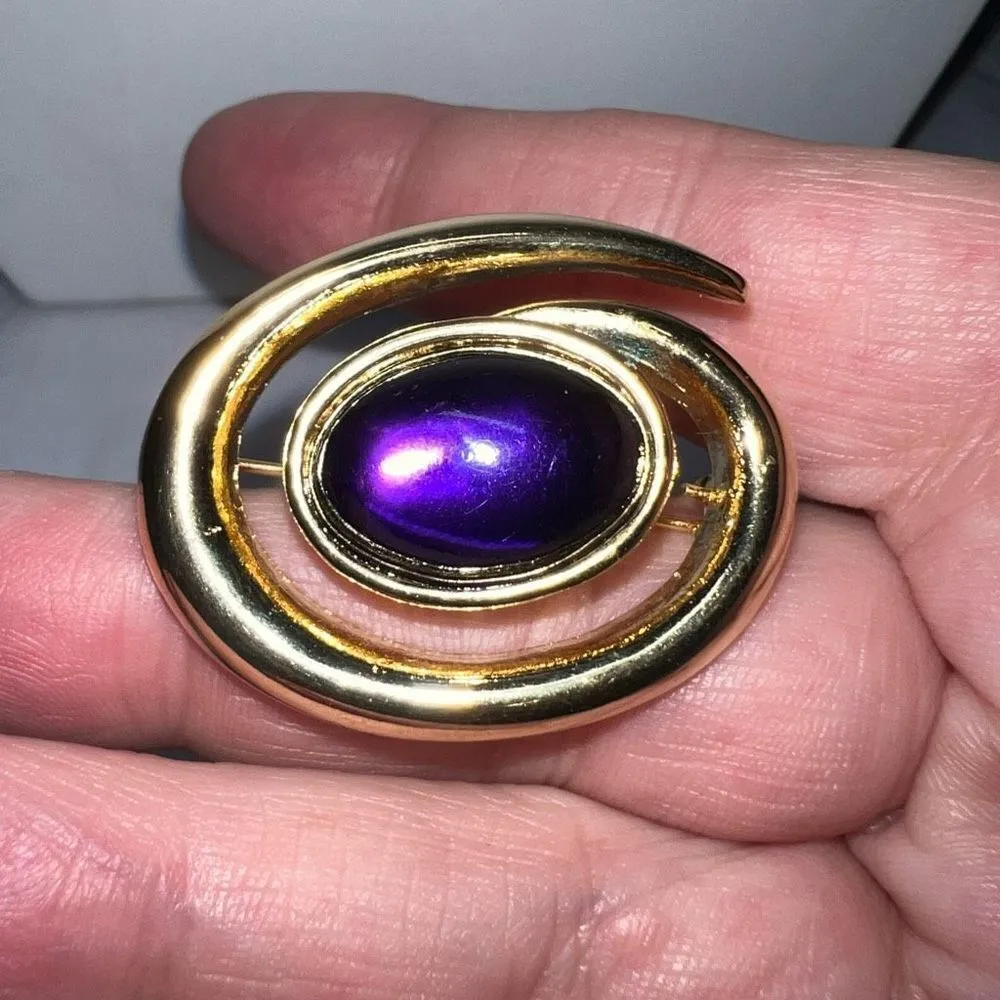 Vintage Gold Tone Swirl with Cabochon Purple Glass Brooch - Image 4