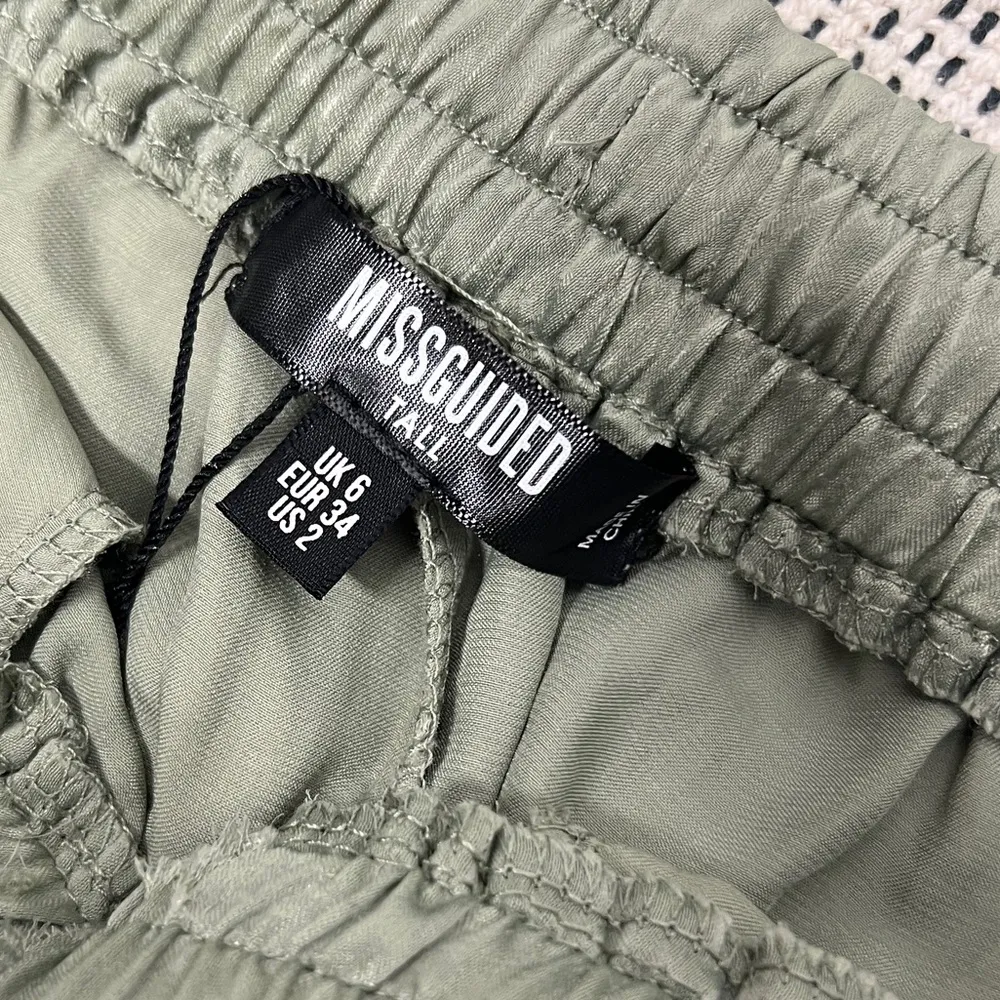 tall olive green silky cargo elastic waist pants joggers sz small - Image 4