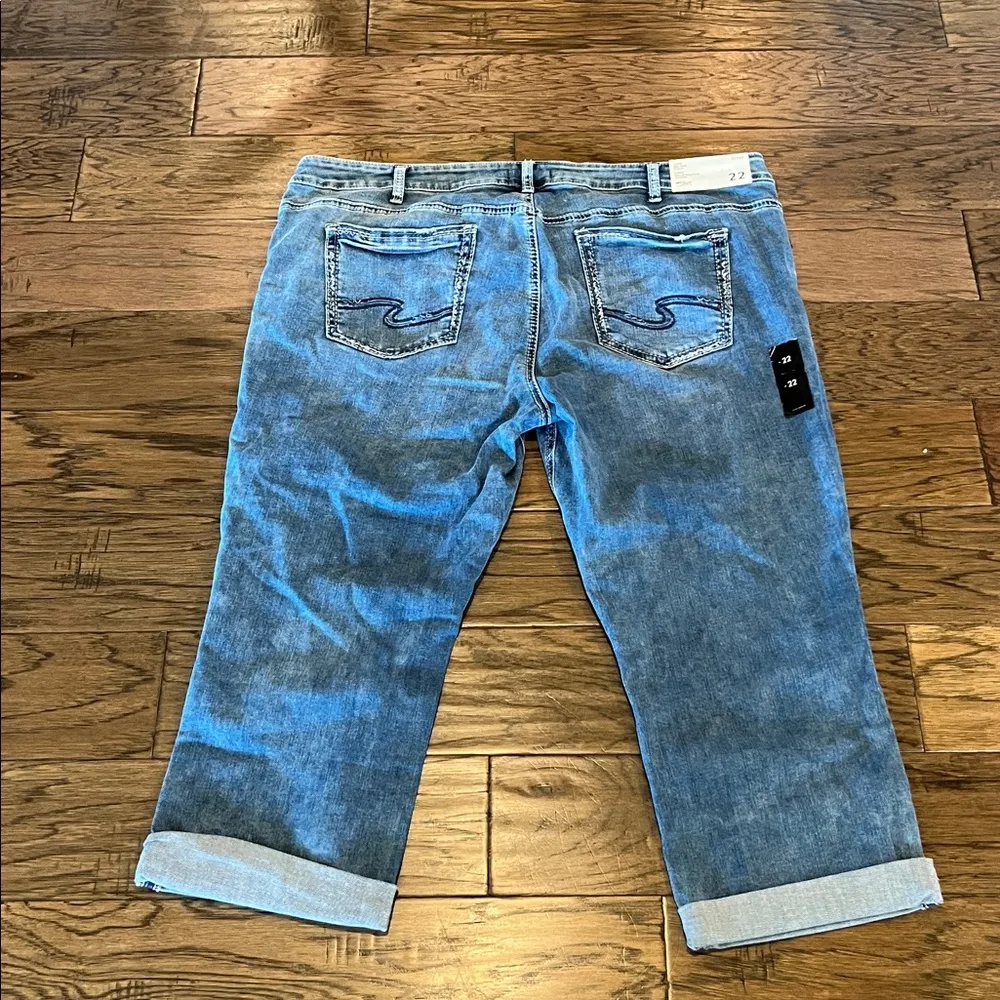 Silver Jeans Elyse Capri Mid Rise Curvy NWT Size 22 - Image 2