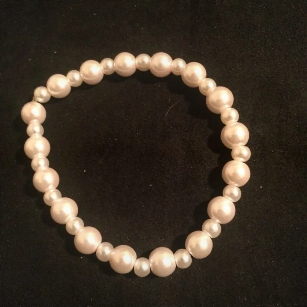 Pink Glass "pearl" stretch bracelet - Image 3
