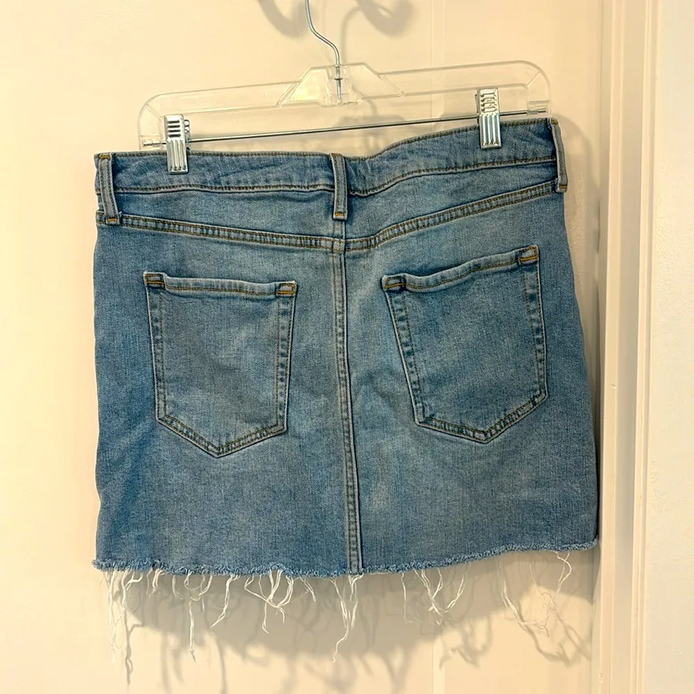 Women’s Forever 21 Blue Distressed Denim Jean Skirt Size 30 (NWOT) - Image 3