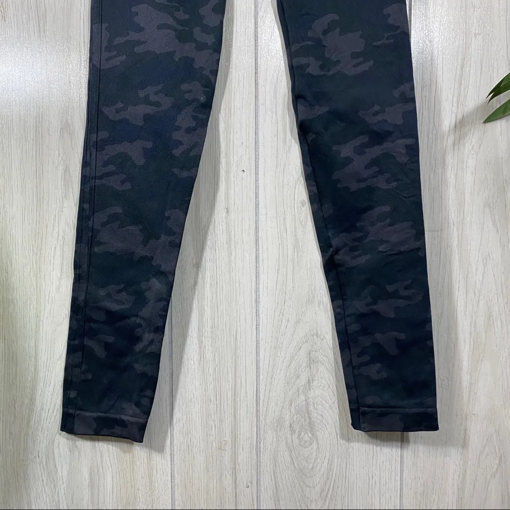 Spanx Look At Me Now Seamless Legging Black Camo size M Medium - Image 8