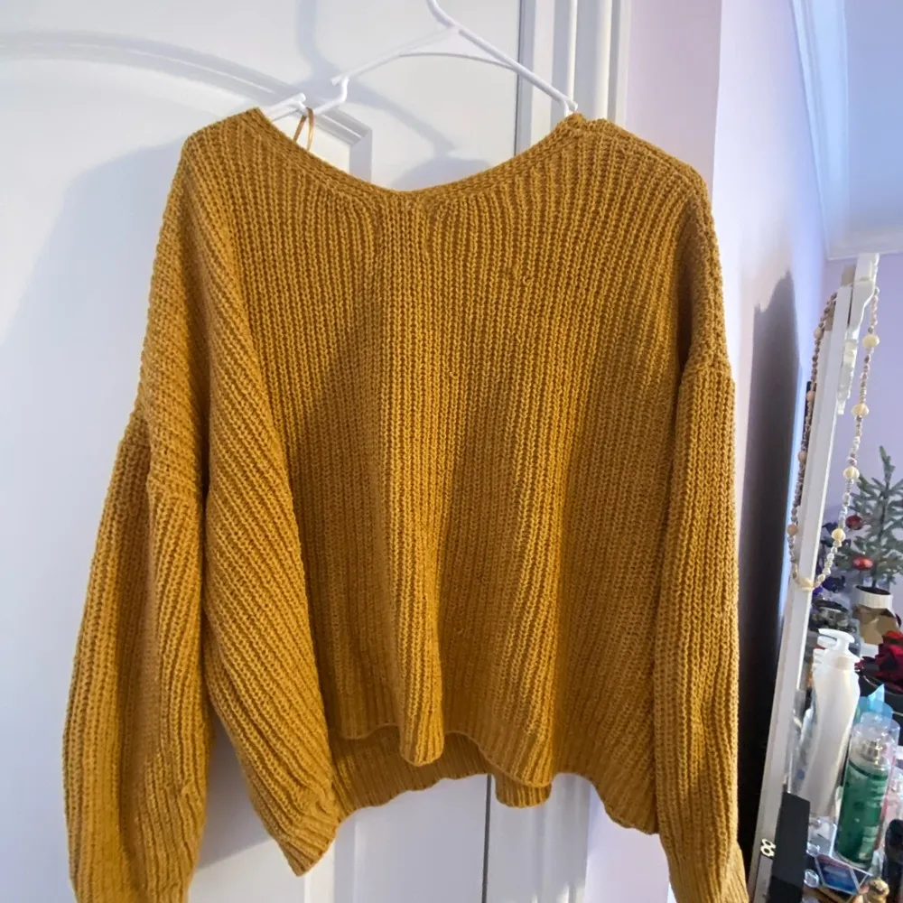 Yellow sweater - Image 2