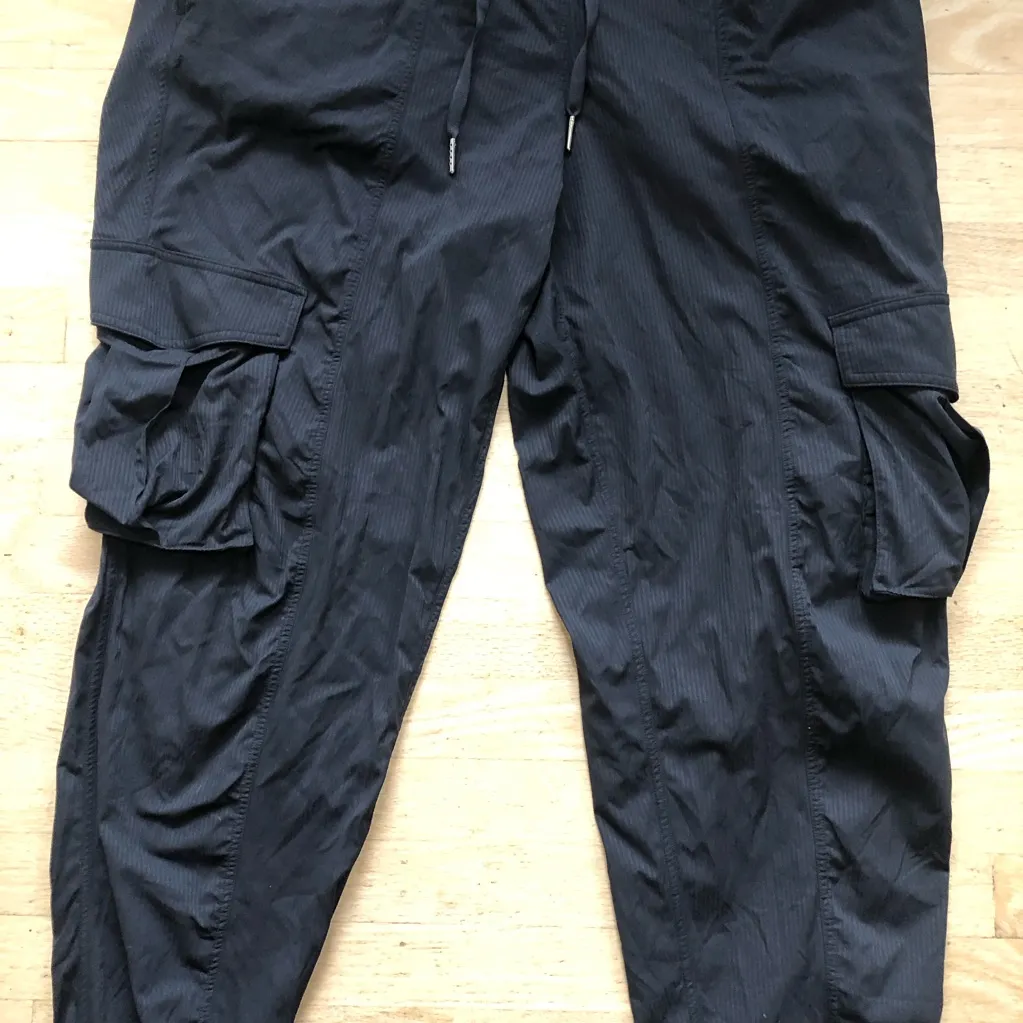 Lululemon dance studio mid rise cargo joggers size large black - Image 4
