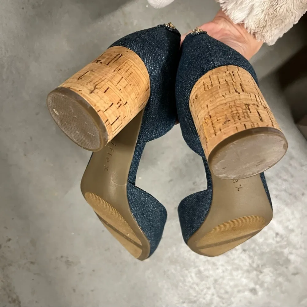 Necessity Memory Foam Chambray Blue Pointy Toe Chunky Heel Pumps 6 - Image 4