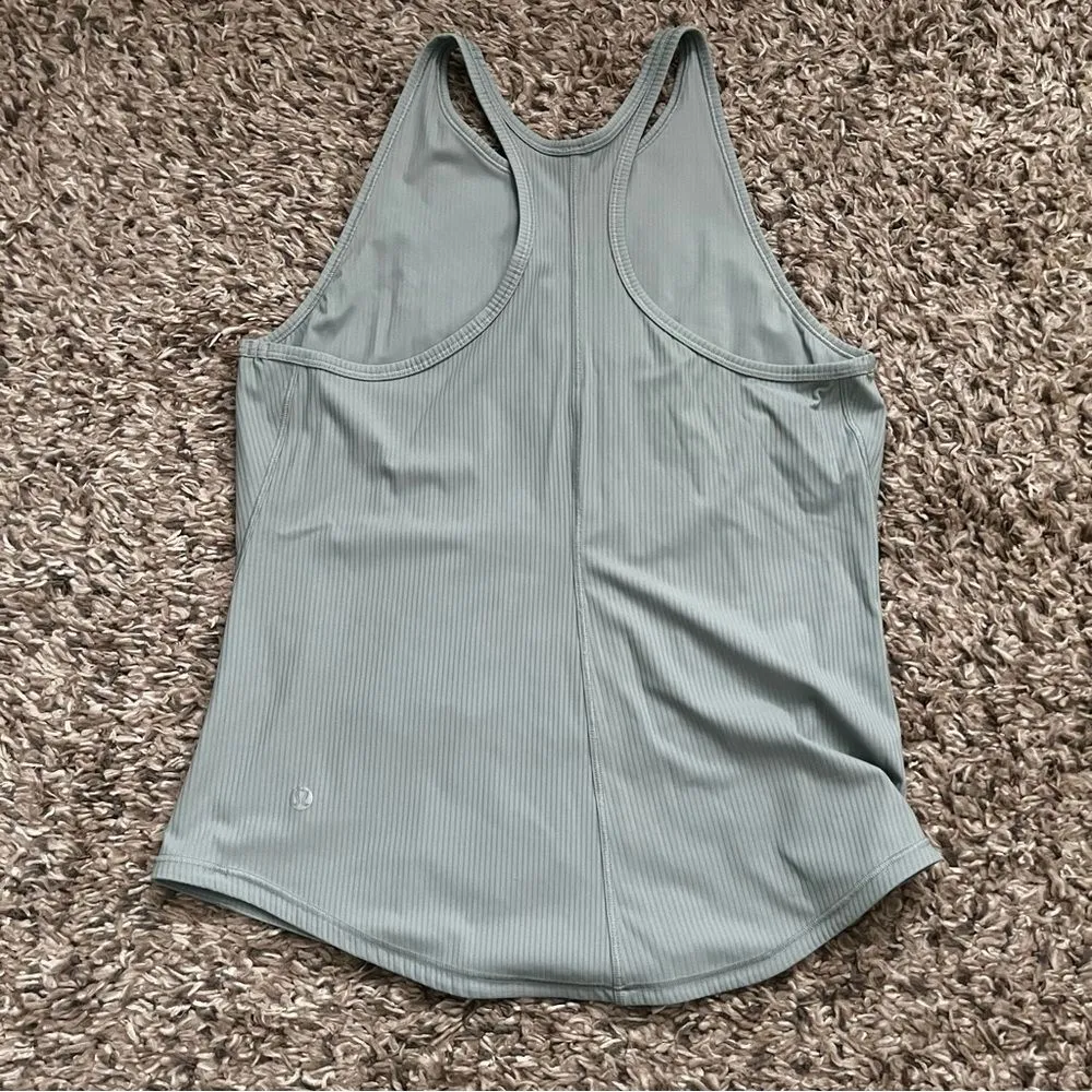 Lululemon base pace high neck tank size 8 - Image 4