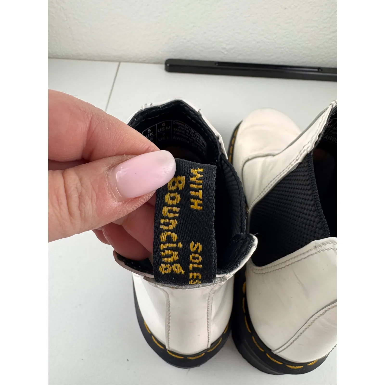 Dr Martens 2976 Quad Platform Chelsea Boots White Leather Womens Size 6 US - Image 4