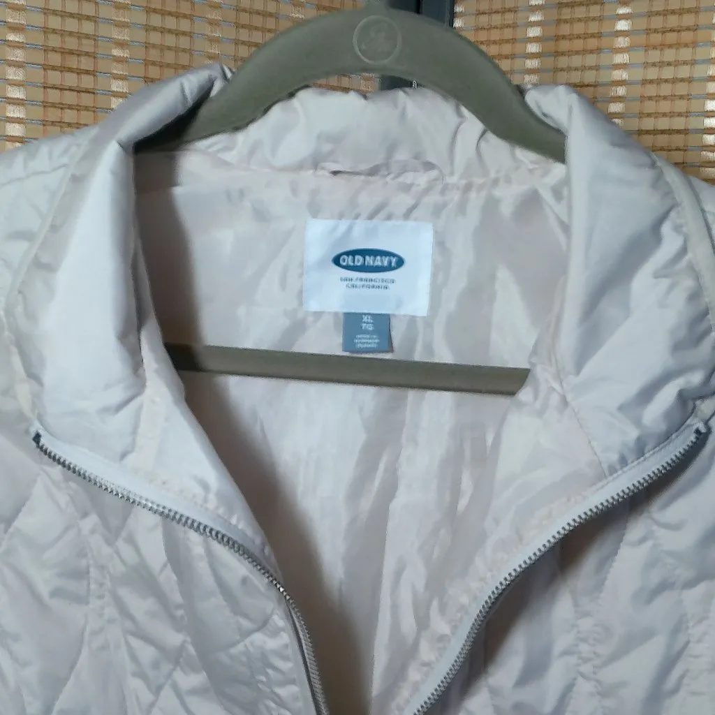 Old Navy Lightweight Winter White Quilted Vest - Image 4