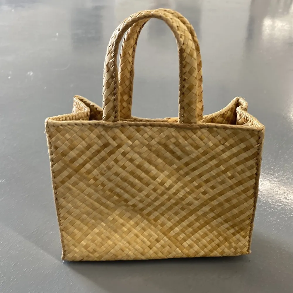 Woven straw basketweave top handle handbag mini tote seashells boho bag - Image 7