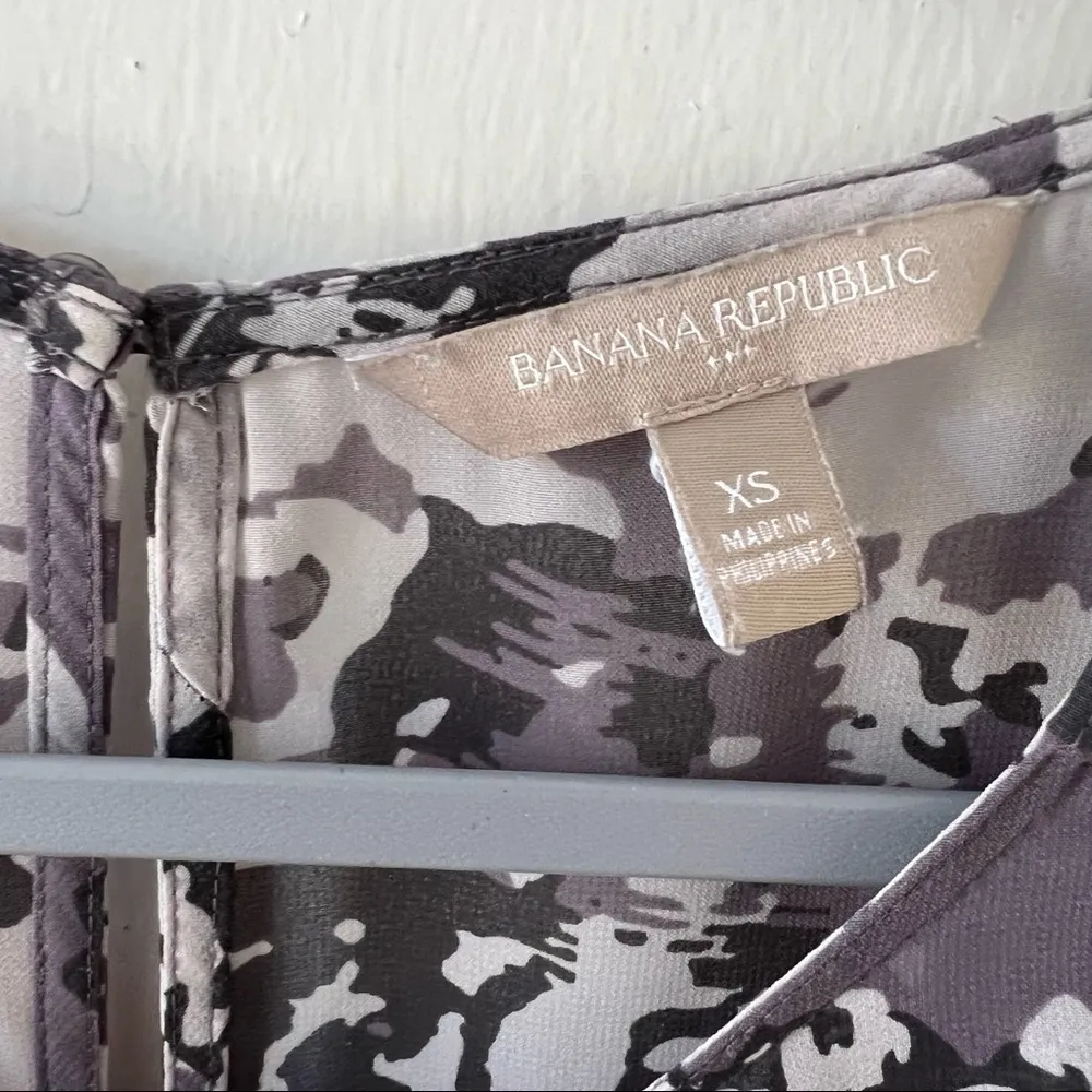 ⭐️Banana Republic Grey Floral Chiffon Crewneck Long Sleeve Open Slit Back Blouse - Image 3