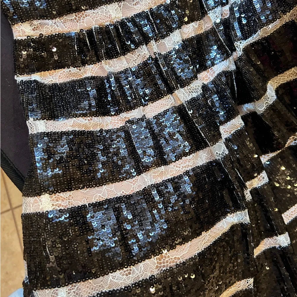 BCBG Tasi black and white striped sequin lace dress size 6 - Image 7