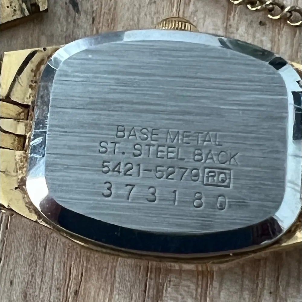 Seiko Vintage Ladies Watch Gold-Tone Bracelet, Case, Dial, Markers, Hands - Image 11