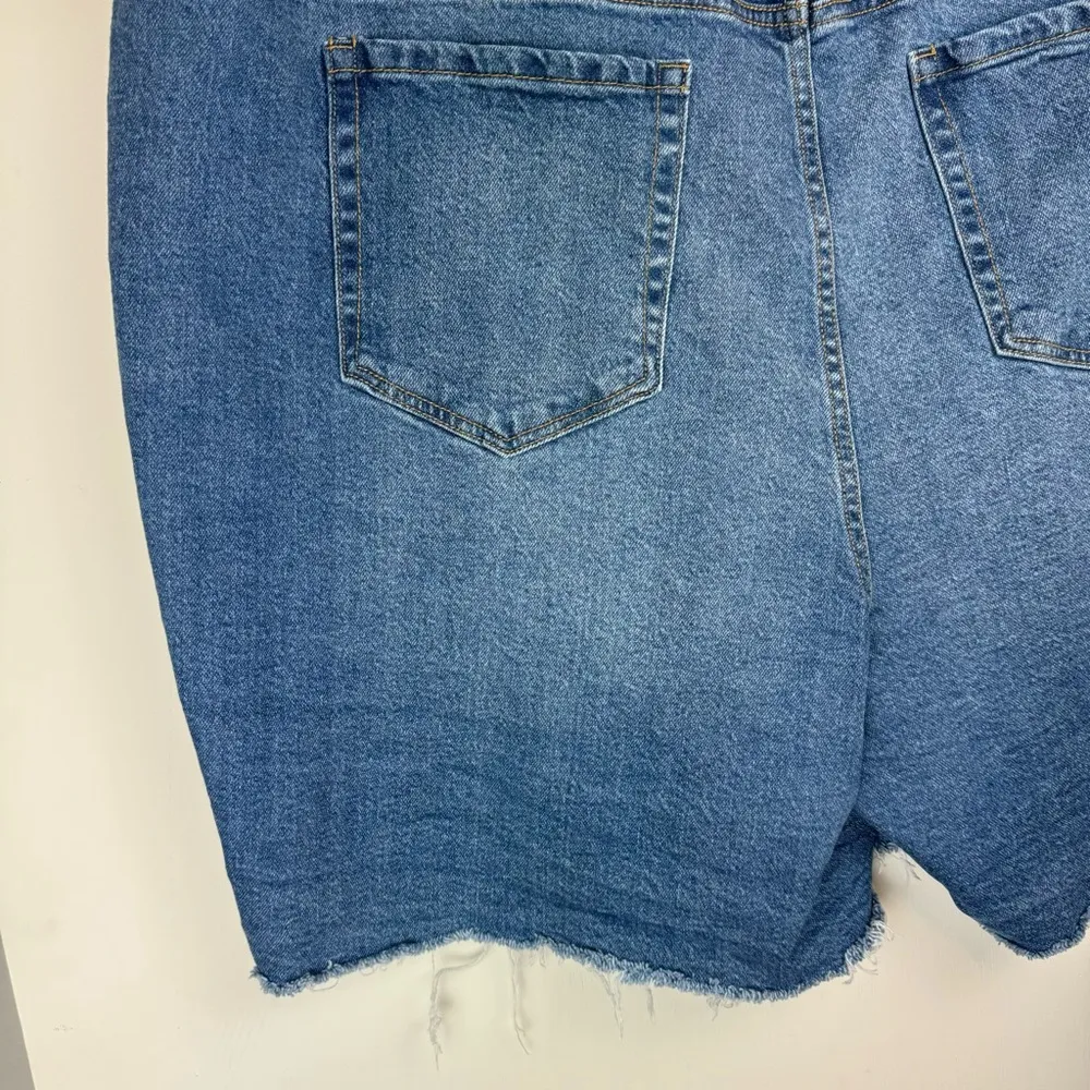 Torrid Womens Cut Off Button Fly Shorts Plus Sz 28 Medium Wash Raw Hem - Image 9