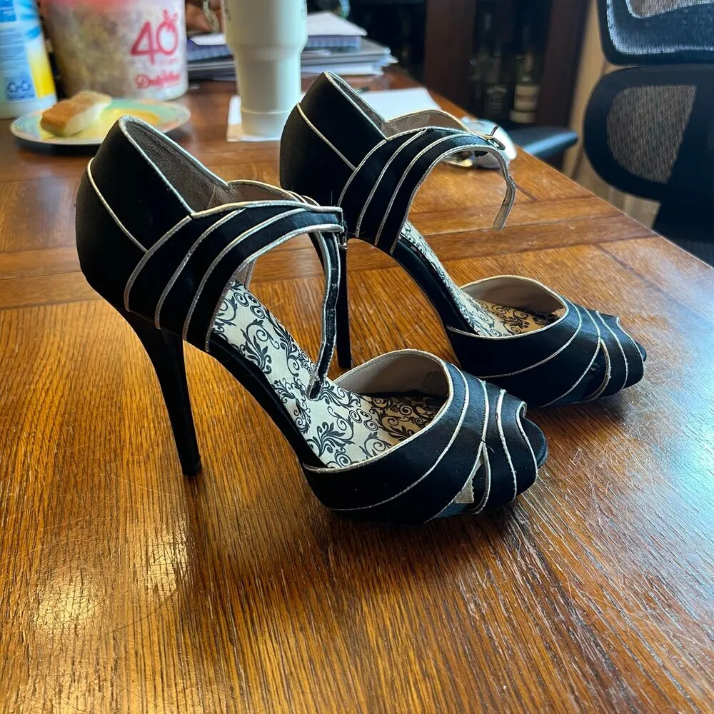 Betsey Johnson Black & Gold Peep Toe Heels Size 8 - Image 7