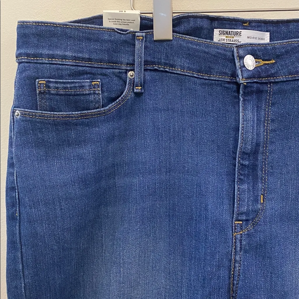 Levi strauss signature jeans mid rise skinny size 20 - Image 2