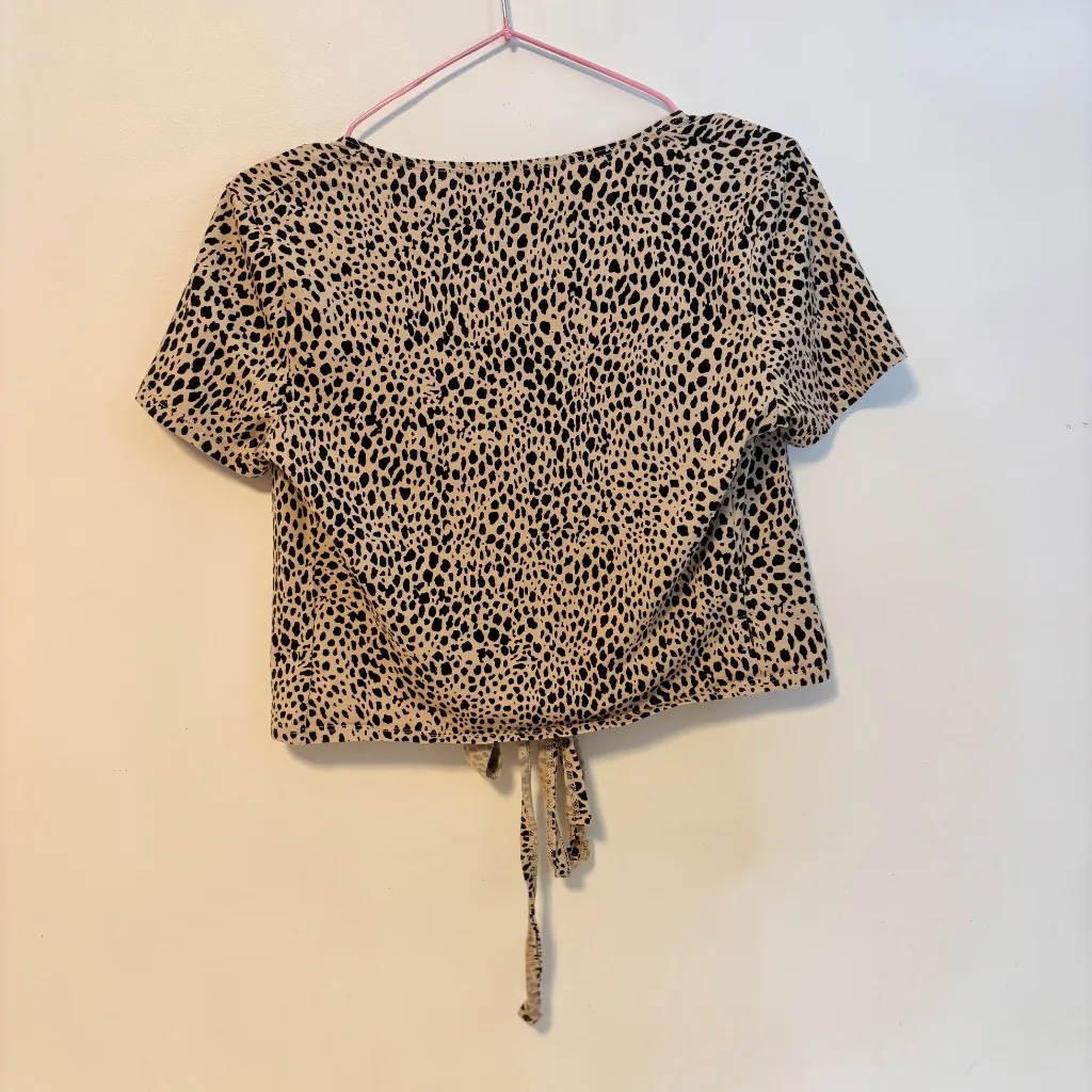 Brandy Melville Rae Short Sleeve Wrap Tie Front Crop Top Cheetah Womens One Size - Image 2