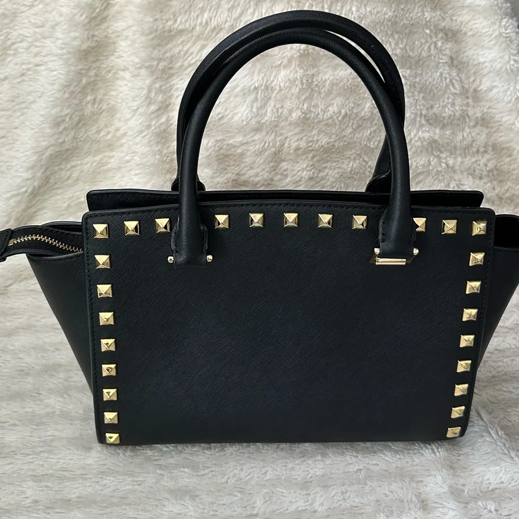 MK Michael Kors gold studded black handbag with heart keychain 🖤 - Image 6