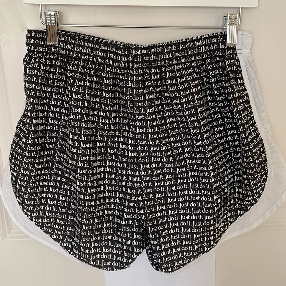 Nike  Just Do It Print Running Shorts Medium - Image 4