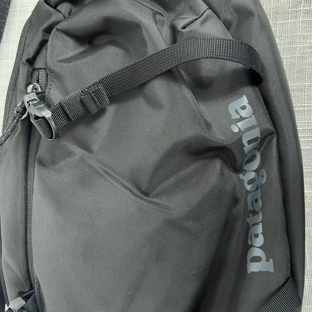 Patagonia Atom Sling 8L, Black, One Size Crossbody Unisex Bag - Image 5