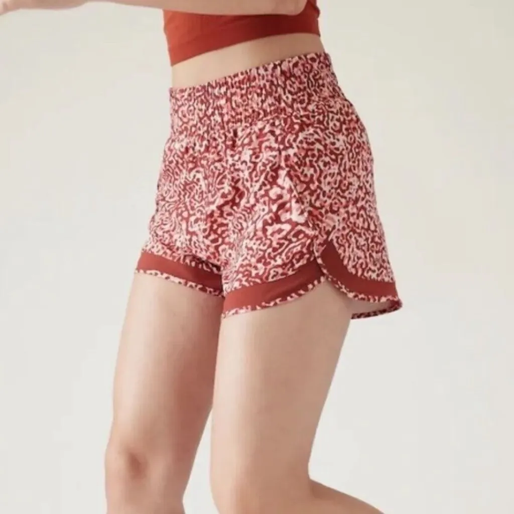 Athleta High Rise Mesh Racer Run 3" Shorts Sz M Zip Pocket - Image 2