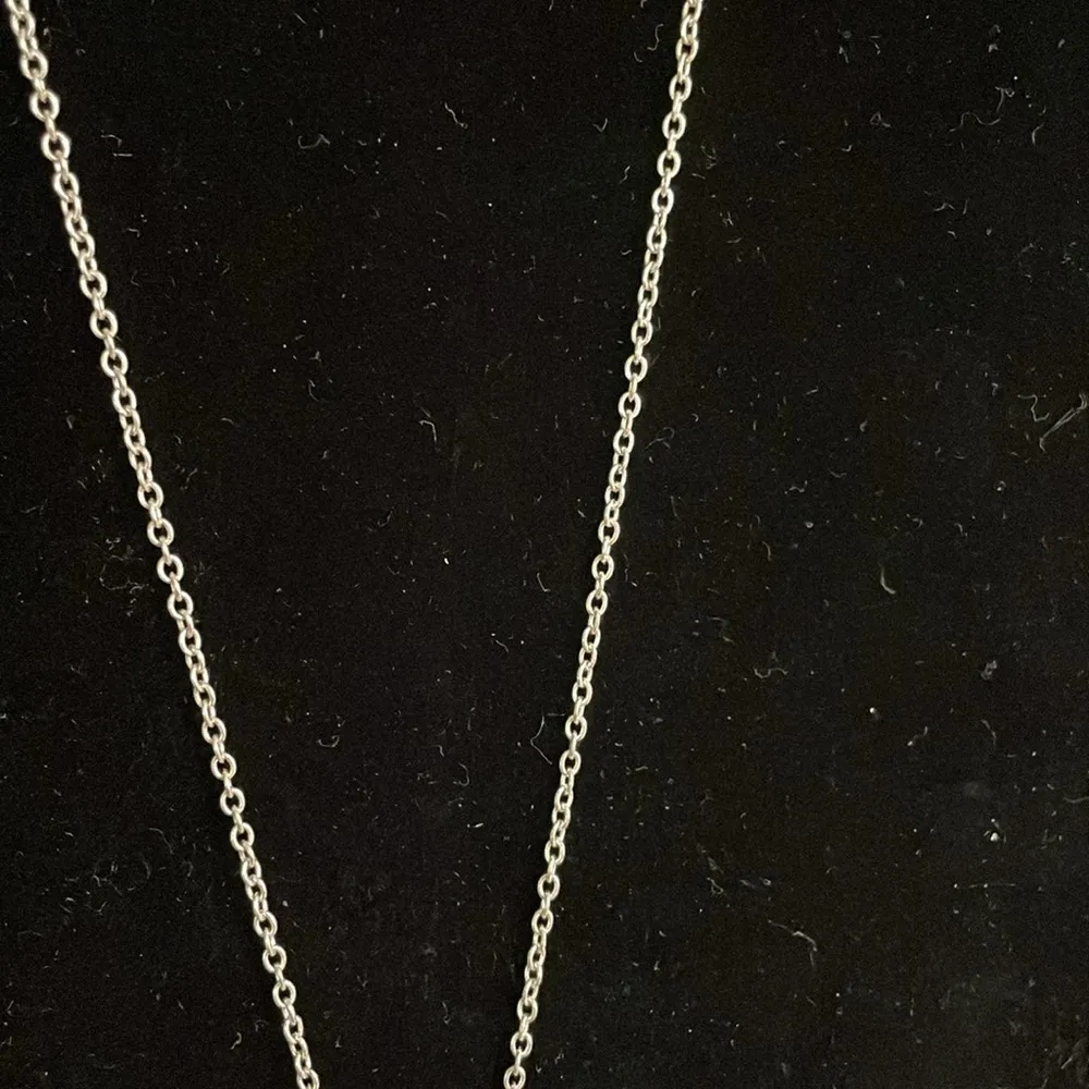 Avon White triple stone pendant with silver tone chain and removable extender - Image 4