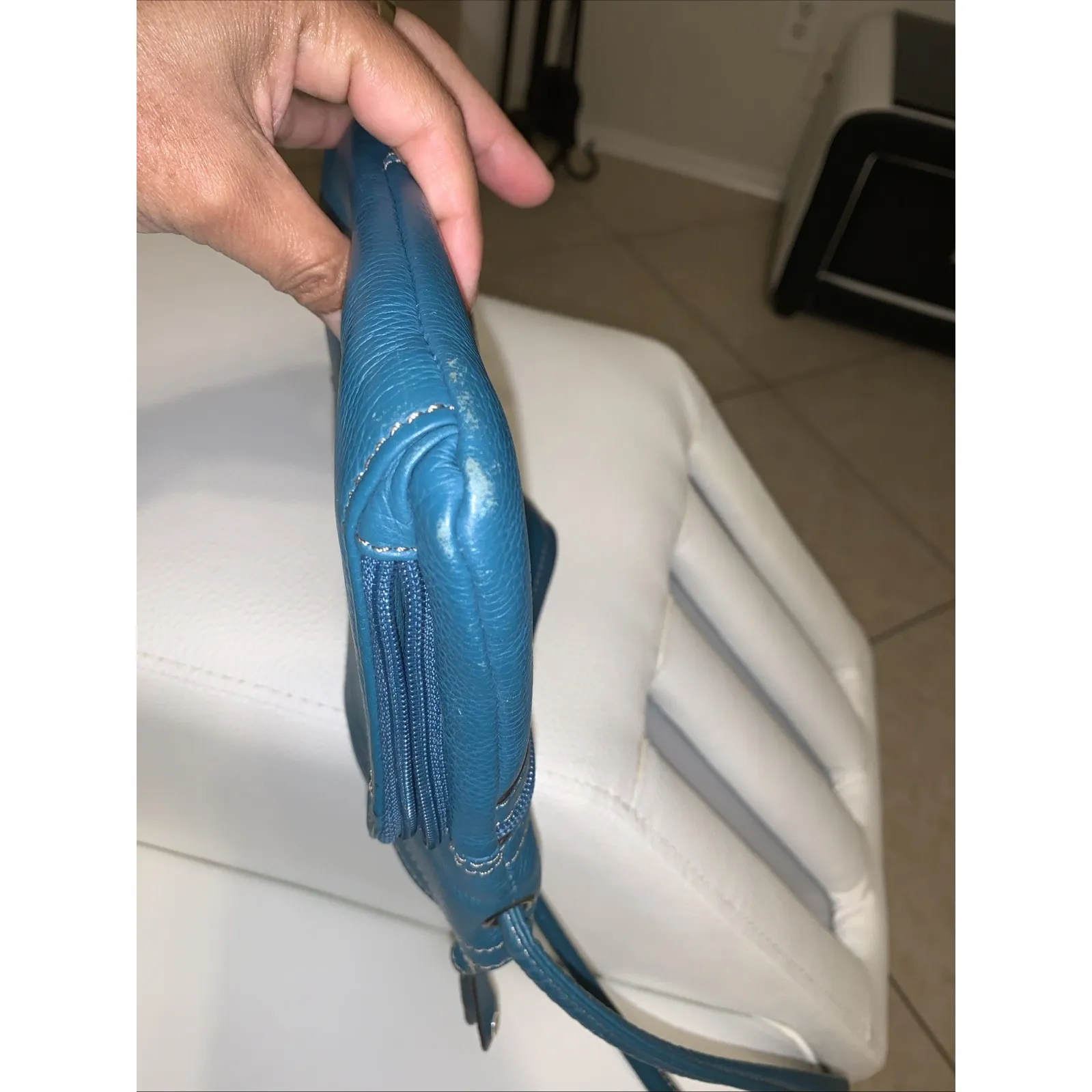 Tignanello teal pebble leather crossbody bag. - Image 4