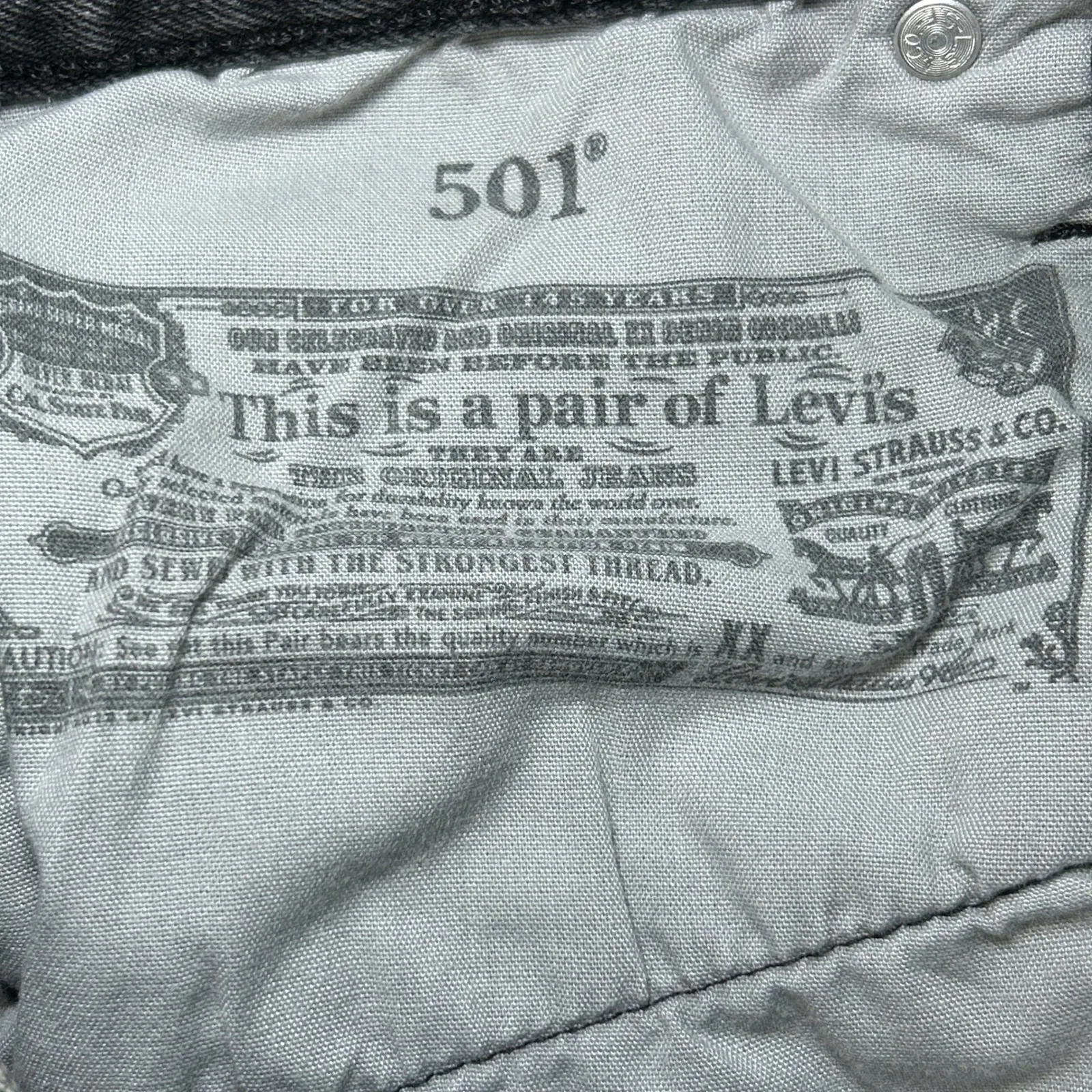 Levi's 501 Black Denim Shorts Women's Size 27 Frayed Hem Button Fly‎ 56327-0112 - Image 5